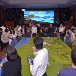 Nhà_đầu_tư_tham_quan_sa_bàn_Quần_thể_FLC_Hạ_Long_(1)