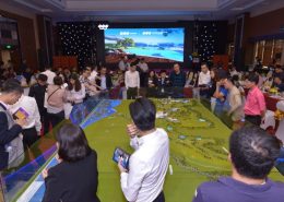 Nhà_đầu_tư_tham_quan_sa_bàn_Quần_thể_FLC_Hạ_Long_(1)