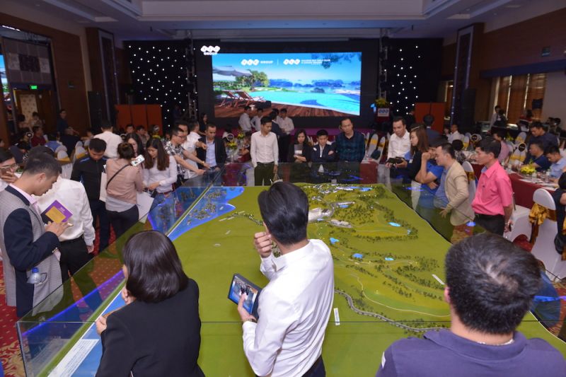 Nhà_đầu_tư_tham_quan_sa_bàn_Quần_thể_FLC_Hạ_Long_(1)